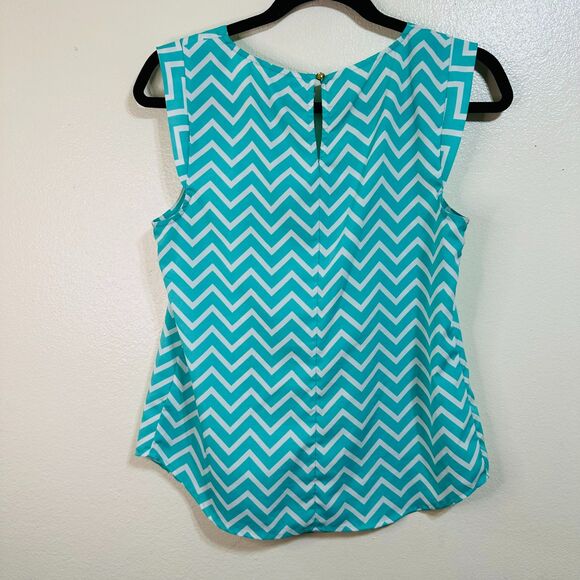 Candie's Y2K Blue Chevron Sleeveless Blouse Size M Back Button/Loop Pleat Front - Picture 3 of 3